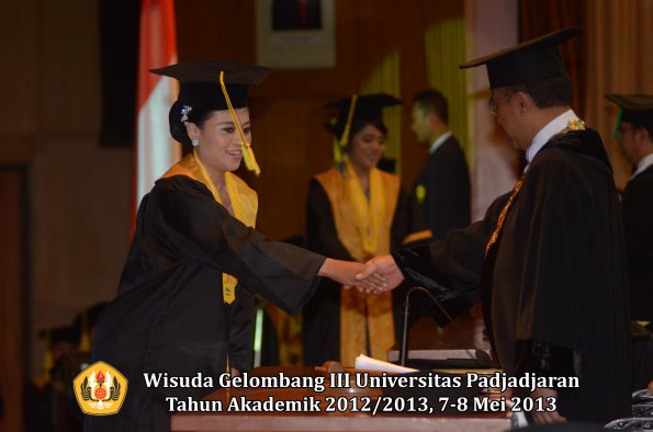 wisuda-unpad-gel-iii-ta-2012_2013-fakultas-ilmu-komunikasi-oleh-rektor-075