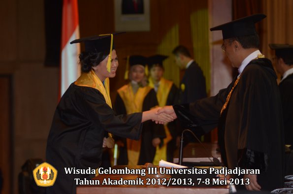 wisuda-unpad-gel-iii-ta-2012_2013-fakultas-ilmu-komunikasi-oleh-rektor-077