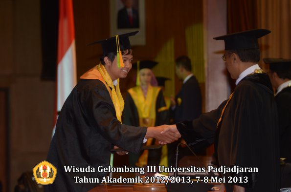 wisuda-unpad-gel-iii-ta-2012_2013-fakultas-ilmu-komunikasi-oleh-rektor-079