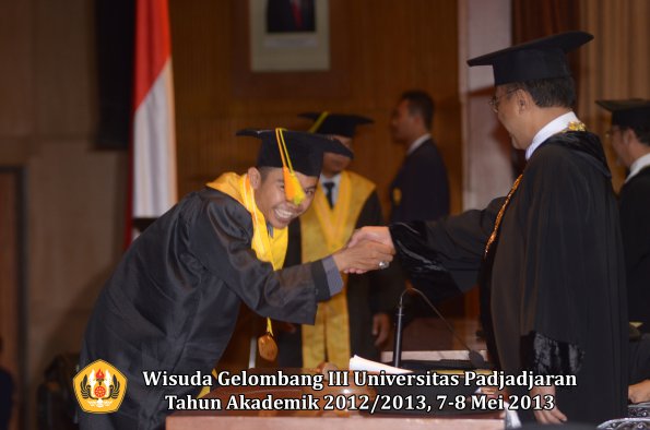 wisuda-unpad-gel-iii-ta-2012_2013-fakultas-ilmu-komunikasi-oleh-rektor-081