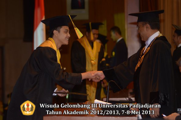 wisuda-unpad-gel-iii-ta-2012_2013-fakultas-ilmu-komunikasi-oleh-rektor-084