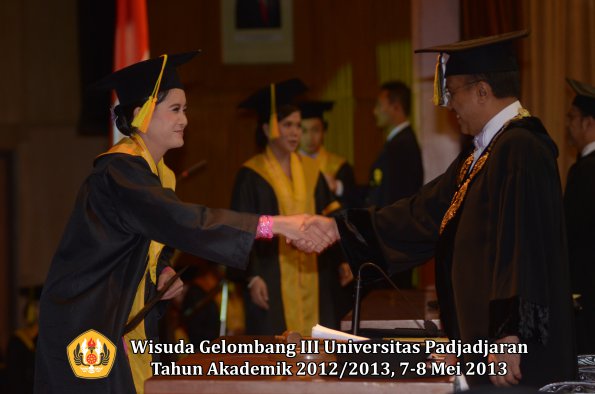 wisuda-unpad-gel-iii-ta-2012_2013-fakultas-ilmu-komunikasi-oleh-rektor-086