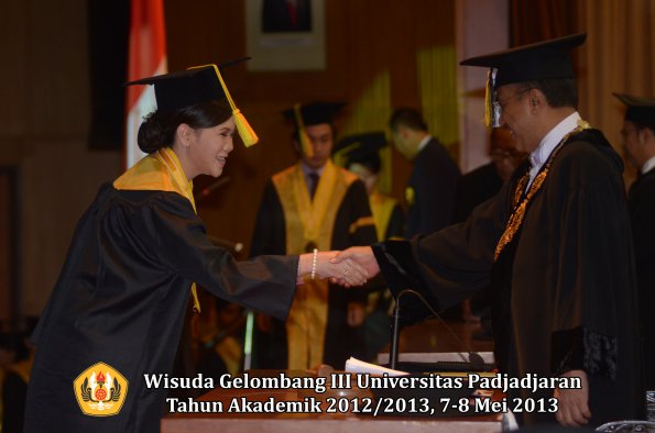 wisuda-unpad-gel-iii-ta-2012_2013-fakultas-ilmu-komunikasi-oleh-rektor-087