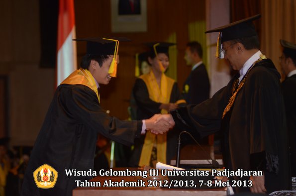 wisuda-unpad-gel-iii-ta-2012_2013-fakultas-ilmu-komunikasi-oleh-rektor-088