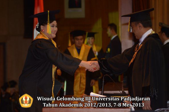 wisuda-unpad-gel-iii-ta-2012_2013-fakultas-ilmu-komunikasi-oleh-rektor-092
