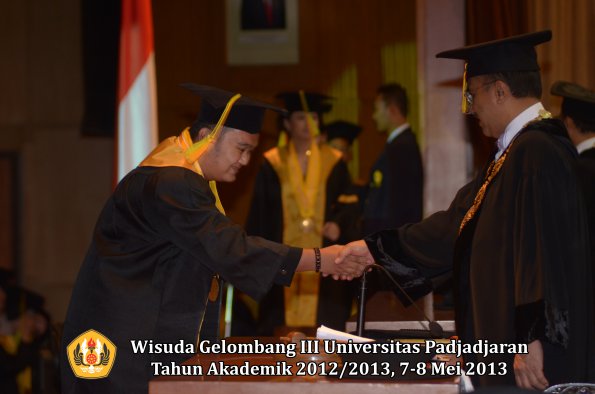 wisuda-unpad-gel-iii-ta-2012_2013-fakultas-ilmu-komunikasi-oleh-rektor-093