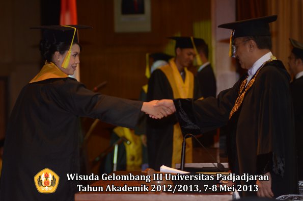 wisuda-unpad-gel-iii-ta-2012_2013-fakultas-ilmu-komunikasi-oleh-rektor-095