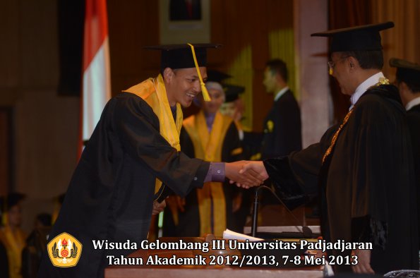 wisuda-unpad-gel-iii-ta-2012_2013-fakultas-ilmu-komunikasi-oleh-rektor-096