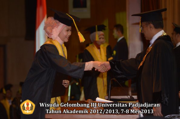 wisuda-unpad-gel-iii-ta-2012_2013-fakultas-ilmu-komunikasi-oleh-rektor-098