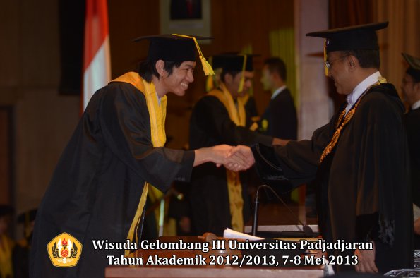 wisuda-unpad-gel-iii-ta-2012_2013-fakultas-ilmu-komunikasi-oleh-rektor-101