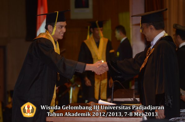 wisuda-unpad-gel-iii-ta-2012_2013-fakultas-ilmu-komunikasi-oleh-rektor-102