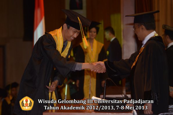 wisuda-unpad-gel-iii-ta-2012_2013-fakultas-ilmu-komunikasi-oleh-rektor-103