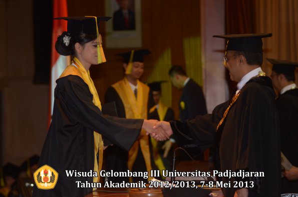 wisuda-unpad-gel-iii-ta-2012_2013-fakultas-ilmu-komunikasi-oleh-rektor-104