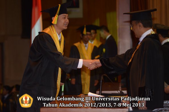 wisuda-unpad-gel-iii-ta-2012_2013-fakultas-ilmu-komunikasi-oleh-rektor-105