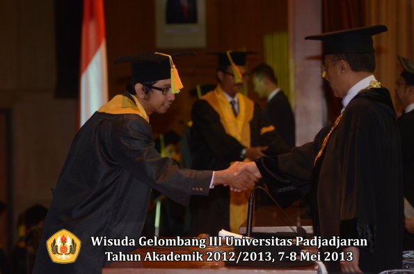 wisuda-unpad-gel-iii-ta-2012_2013-fakultas-ilmu-komunikasi-oleh-rektor-106