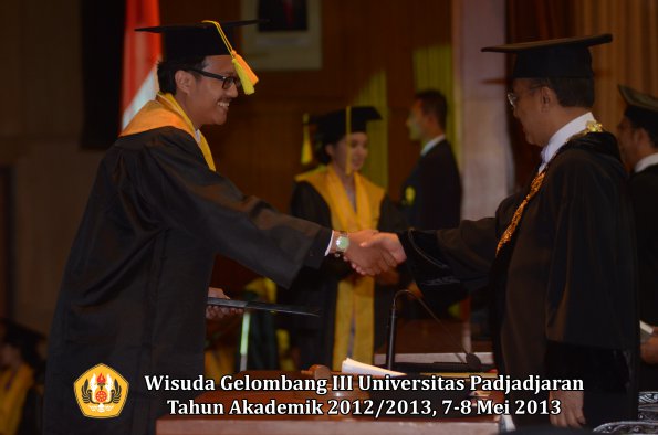 wisuda-unpad-gel-iii-ta-2012_2013-fakultas-ilmu-komunikasi-oleh-rektor-107