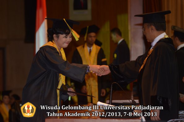 wisuda-unpad-gel-iii-ta-2012_2013-fakultas-ilmu-komunikasi-oleh-rektor-109