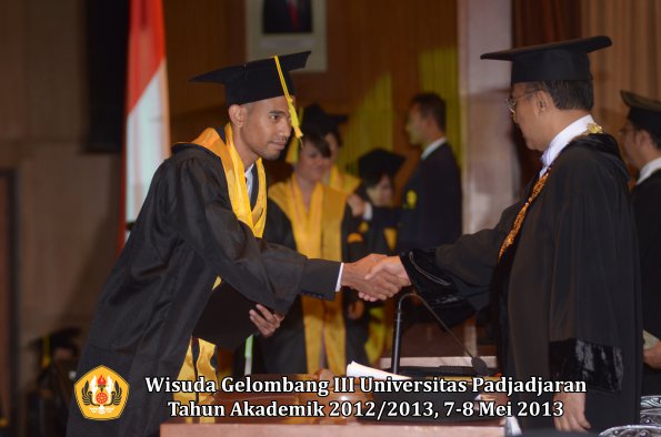 wisuda-unpad-gel-iii-ta-2012_2013-fakultas-ilmu-komunikasi-oleh-rektor-110