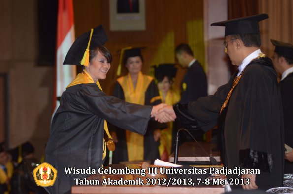 wisuda-unpad-gel-iii-ta-2012_2013-fakultas-ilmu-komunikasi-oleh-rektor-111