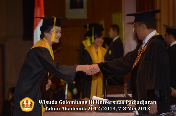 wisuda-unpad-gel-iii-ta-2012_2013-fakultas-ilmu-komunikasi-oleh-rektor-112