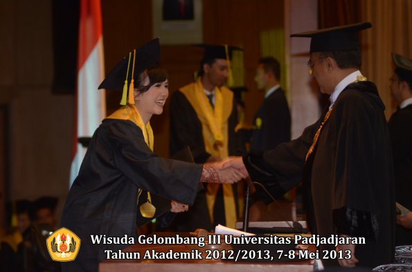 wisuda-unpad-gel-iii-ta-2012_2013-fakultas-ilmu-komunikasi-oleh-rektor-113