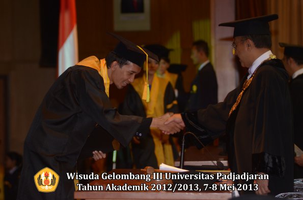 wisuda-unpad-gel-iii-ta-2012_2013-fakultas-ilmu-komunikasi-oleh-rektor-114