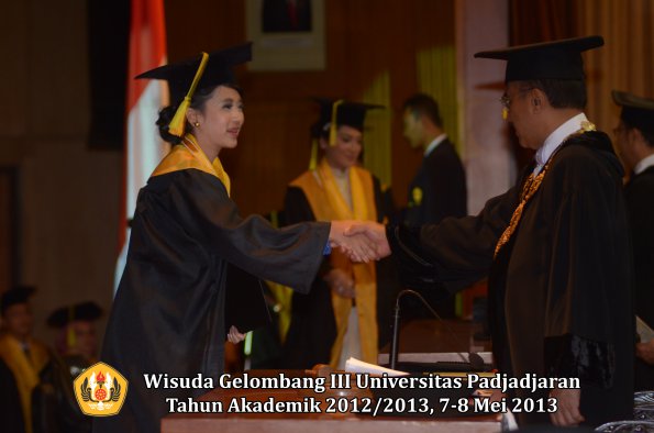 wisuda-unpad-gel-iii-ta-2012_2013-fakultas-ilmu-komunikasi-oleh-rektor-115