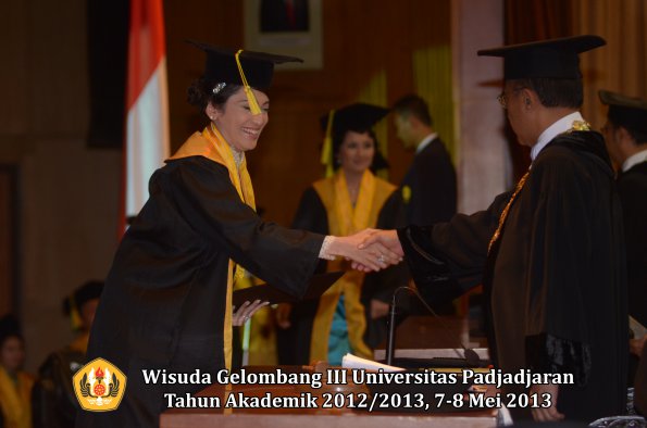 wisuda-unpad-gel-iii-ta-2012_2013-fakultas-ilmu-komunikasi-oleh-rektor-116