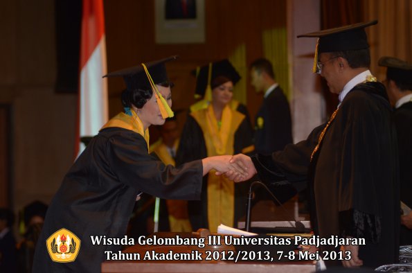 wisuda-unpad-gel-iii-ta-2012_2013-fakultas-ilmu-komunikasi-oleh-rektor-117