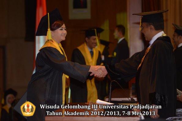 wisuda-unpad-gel-iii-ta-2012_2013-fakultas-ilmu-komunikasi-oleh-rektor-118