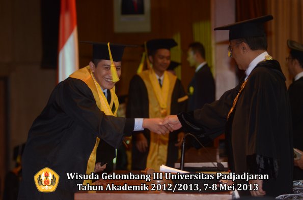 wisuda-unpad-gel-iii-ta-2012_2013-fakultas-ilmu-komunikasi-oleh-rektor-119