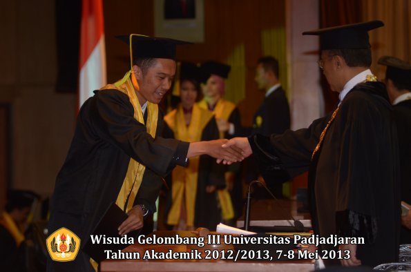 wisuda-unpad-gel-iii-ta-2012_2013-fakultas-ilmu-komunikasi-oleh-rektor-120