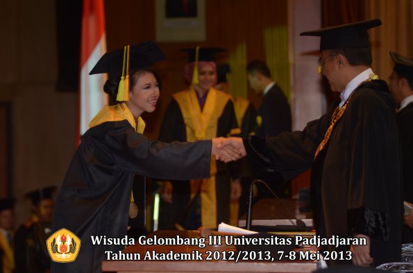 wisuda-unpad-gel-iii-ta-2012_2013-fakultas-ilmu-komunikasi-oleh-rektor-121