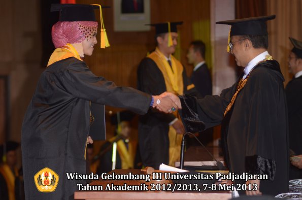 wisuda-unpad-gel-iii-ta-2012_2013-fakultas-ilmu-komunikasi-oleh-rektor-122