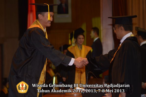 wisuda-unpad-gel-iii-ta-2012_2013-fakultas-ilmu-komunikasi-oleh-rektor-123