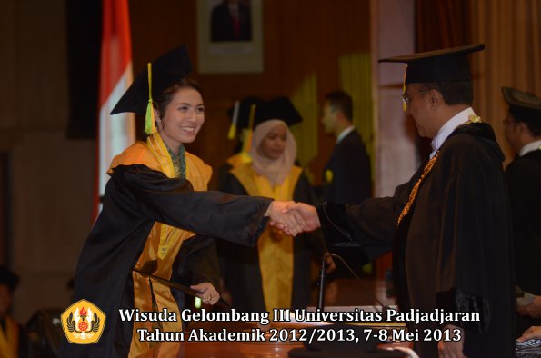 wisuda-unpad-gel-iii-ta-2012_2013-fakultas-ilmu-komunikasi-oleh-rektor-124