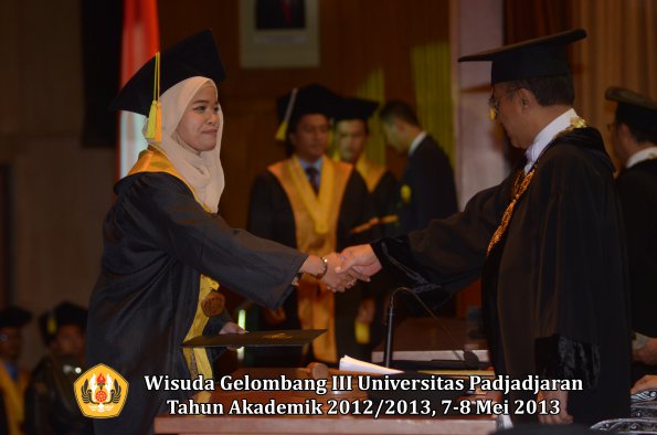 wisuda-unpad-gel-iii-ta-2012_2013-fakultas-ilmu-komunikasi-oleh-rektor-125