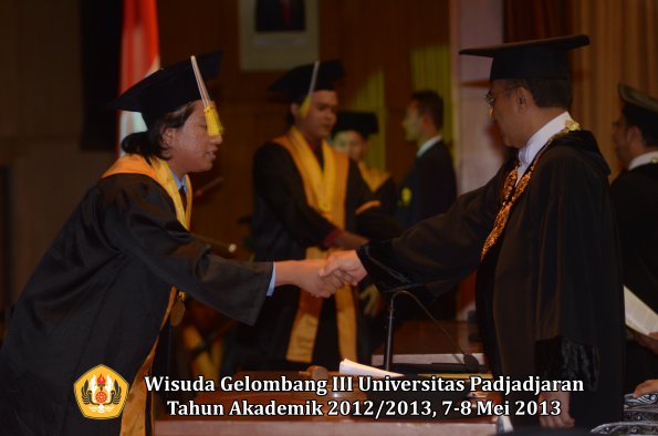 wisuda-unpad-gel-iii-ta-2012_2013-fakultas-ilmu-komunikasi-oleh-rektor-126