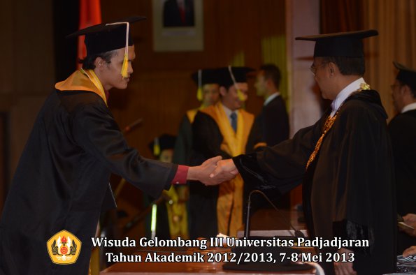 wisuda-unpad-gel-iii-ta-2012_2013-fakultas-ilmu-komunikasi-oleh-rektor-127