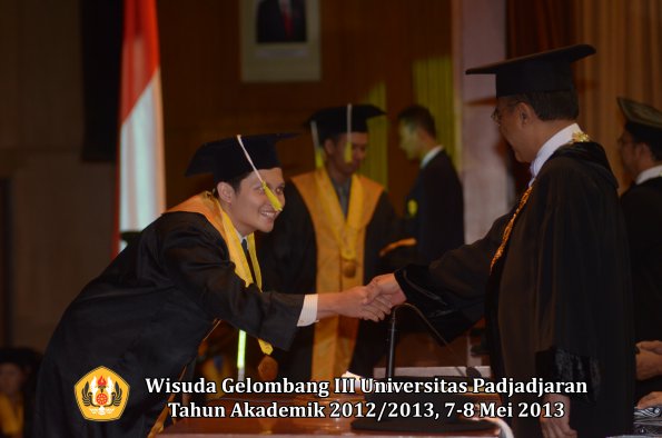 wisuda-unpad-gel-iii-ta-2012_2013-fakultas-ilmu-komunikasi-oleh-rektor-128