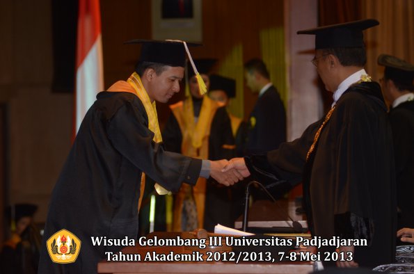 wisuda-unpad-gel-iii-ta-2012_2013-fakultas-ilmu-komunikasi-oleh-rektor-129