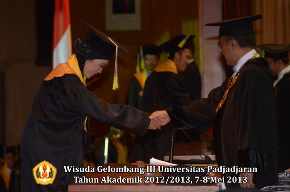 wisuda-unpad-gel-iii-ta-2012_2013-fakultas-ilmu-komunikasi-oleh-rektor-130