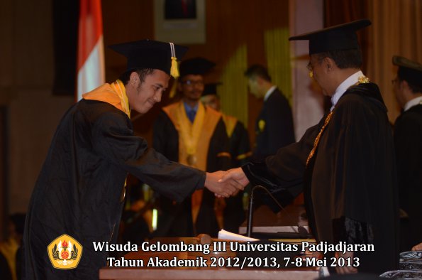 wisuda-unpad-gel-iii-ta-2012_2013-fakultas-ilmu-komunikasi-oleh-rektor-131