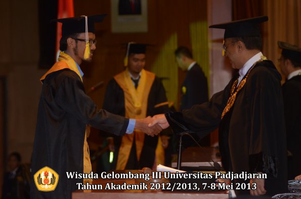 wisuda-unpad-gel-iii-ta-2012_2013-fakultas-ilmu-komunikasi-oleh-rektor-132