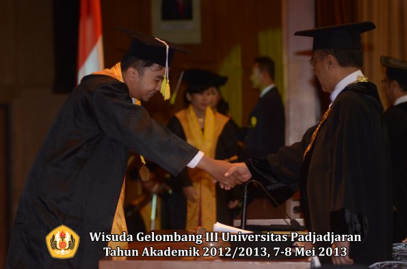 wisuda-unpad-gel-iii-ta-2012_2013-fakultas-ilmu-komunikasi-oleh-rektor-133