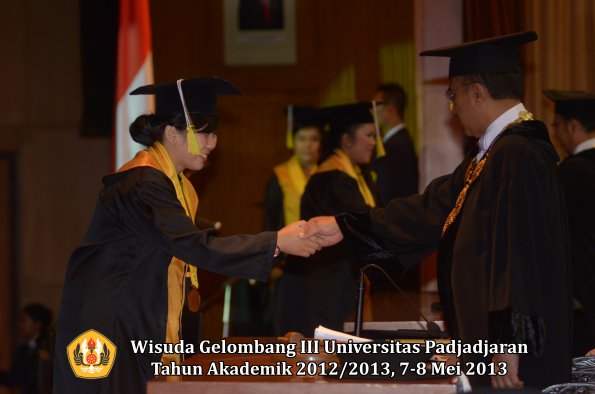 wisuda-unpad-gel-iii-ta-2012_2013-fakultas-ilmu-komunikasi-oleh-rektor-134