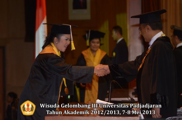 wisuda-unpad-gel-iii-ta-2012_2013-fakultas-ilmu-komunikasi-oleh-rektor-135