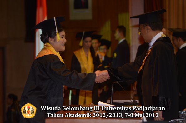 wisuda-unpad-gel-iii-ta-2012_2013-fakultas-ilmu-komunikasi-oleh-rektor-136