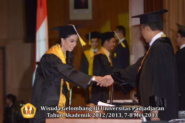 wisuda-unpad-gel-iii-ta-2012_2013-fakultas-ilmu-komunikasi-oleh-rektor-137