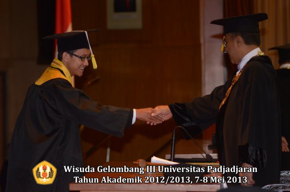 wisuda-unpad-gel-iii-ta-2012_2013-fakultas-ilmu-komunikasi-oleh-rektor-139